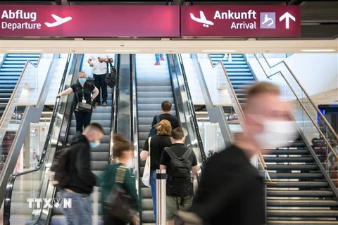 Hành khách tại sân bay Brandenburg, Đức. (Ảnh: AFP/TTXVN) 