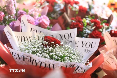 Hoa hồng - hoa tượng trưng cho tình yêu được bày bán nhiều trong dịp Lễ Tình nhân. (Ảnh: Hoàng Hiếu/TTXVN) 