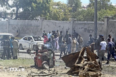 Hiện trường vụ đánh bom ở thủ đô Mogadishu, Somalia ngày 12/1/2022. (Ảnh: AFP/TTXVN) 