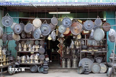 Các sản phẩm của làng nghề đúc đồng truyền thống Phước Kiều đang được bày bán tại một số cửa hàng dọc 2 bên quốc lộ 1A, trên địa bàn xã Điện phương. (Ảnh: Phước Tuệ/TTXVN) 