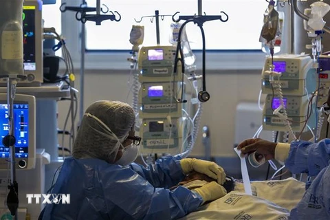 Nhân viên y tế điều trị cho bệnh nhân COVID-19 tại bệnh viện ở Sao Paulo, Brazil. (Ảnh: AFP/TTXVN) 