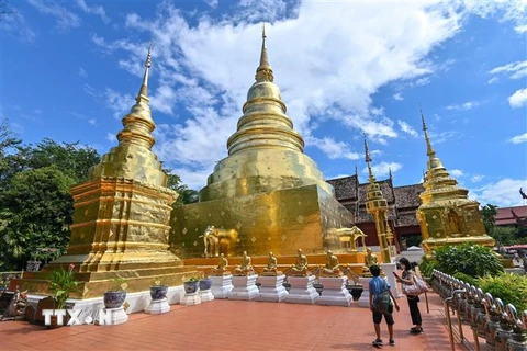 Khách di lịch tham quan một ngôi chùa ở Chiang Mai, Thái Lan. (Ảnh: AFP/TTXVN) 