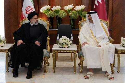 Quốc vương Qatar Sheikh Tamim bin Hamad al-Thani gặp Tổng thống Iran Ebrahim Raisi tại Doha, Qatar. (Nguồn: Reuters) 