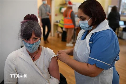 Tiêm vaccine phòng COVID-19 tại bệnh viện ở Belper, Derbyshire, Anh ngày 16/12/2021. (Ảnh: AFP/TTXVN) 