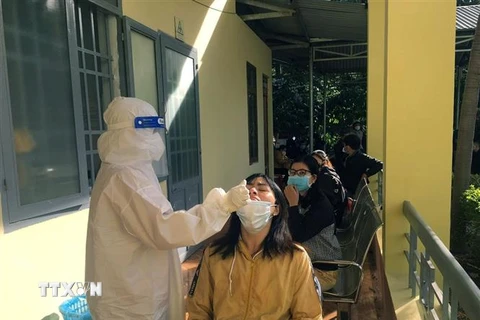 Lấy mẫu xét nghiệm virus SARS-CoV-2 tại một cơ sở y tế ở Đắk Nông. (Ảnh: TTXVN phát) 