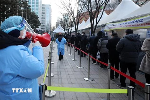 Người dân xếp hàng chờ xét nghiệm COVID-19 tại Seoul, Hàn Quốc, ngày 23/2/2022. (Ảnh: THX/TTXVN) 