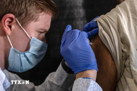 Nhân viên y tế tiêm vaccine ngừa COVID-19 cho người dân tại Detroit, Michigan, Mỹ. (Ảnh: AFP/TTXVN) 
