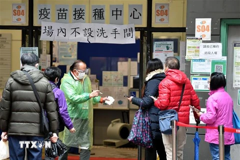 Người dân xếp hàng chờ tiêm vaccine phòng COVID-19 tại Hong Kong, Trung Quốc, ngày 22/2/2022. (Ảnh: THX/TTXVN) 