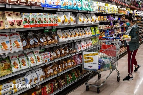 Người dân mua hàng trong siêu thị tại Milan, Italy. (Ảnh: AFP/TTXVN) 