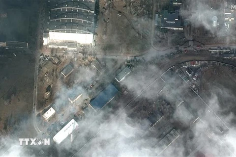 Hình ảnh từ vệ tinh Maxar ngày 27/2/2022 cho thấy sân bay Antonov ở thị trấn Hostomel, Ukraine bị phá hủy sau các trận oanh kích. (Ảnh: AFP/TTXVN) 