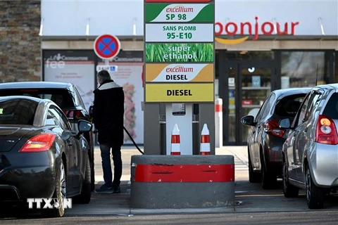 Bơm xăng cho ôtô tại một trạm xăng ở Marseille, Pháp. (Ảnh: AFP/TTXVN) 