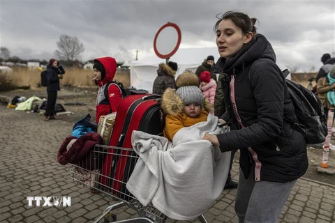 Người tị nạn từ Ukraine tại khu vực biên giới Medyka, Ba Lan, ngày 27/2/2022. (Ảnh: AFP/TTXVN) 