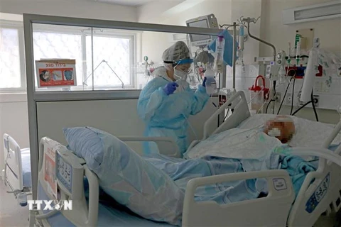 Nhân viên y tế điều trị cho bệnh nhân COVID-19 tại trung tâm y tế thành phố Ashkelon, Israel ngày 22/2/2022. (Ảnh: AFP/TTXVN) 
