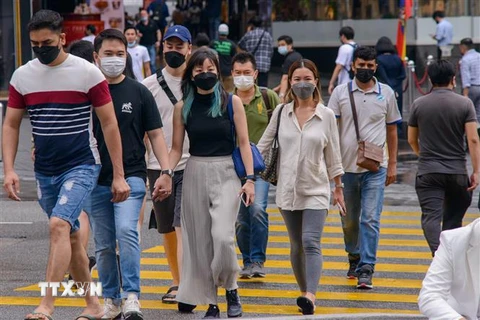 Người dân đeo khẩu trang phòng dịch COVID-19 tại Kuala Lumpur, Malaysia ngày 24/2/2022. (Ảnh: THX/TTXVN) 