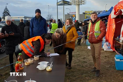 Người tị nạn từ Ukraine tại khu vực biên giới Przemysl, Ba Lan, ngày 26/2/2022. (Ảnh: THX/TTXVN) 