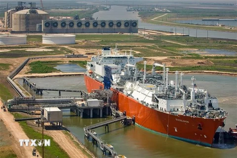 Tàu chở khí hóa lỏng MV Excelsior neo tại cảng Texas, Mỹ. (Ảnh: Bloomberg/TTXVN) 