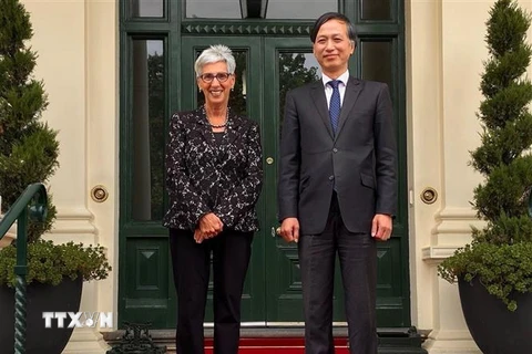Đại sứ Nguyễn Tất Thành (phải) chào xã giao Thống đốc Linda Dessau. (Ảnh: TTXVN phát) 