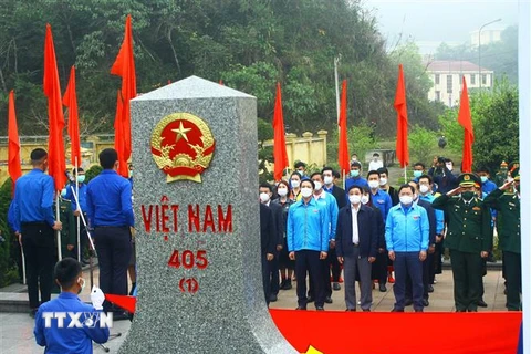 Nghi thức chào cờ tại cột mộc biên giới Cửa khẩu Quốc tế Nậm Cắn (Xã Nậm Cắn, huyện Kỳ Sơn, Nghệ An). (Ảnh: Tá Chuyên/TTXVN) 