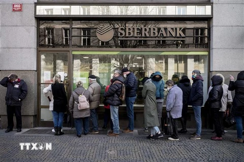 Người dân xếp hàng chờ rút tiền tại chi nhánh ngân hàng Sberbank của Nga ở Prague, Cộng hòa Séc. (Ảnh: AFP/TTXVN) 