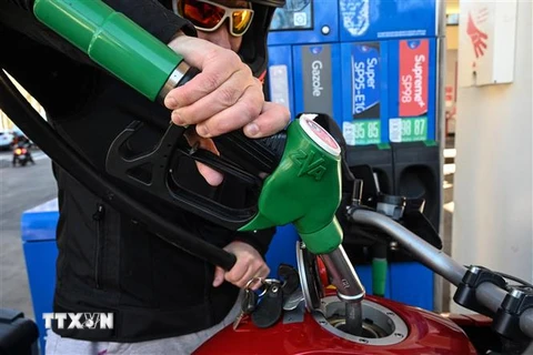 Bơm xăng cho phương tiện tại trạm xăng ở Montpellier, Pháp. (Ảnh: AFP/TTXVN) 
