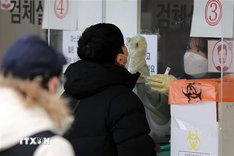 Nhân viên y tế lấy mẫu xét nghiệm COVID-19 cho người dân tại Seoul, Hàn Quốc ngày 2/3/2022. (Ảnh: THX/TTXVN) 