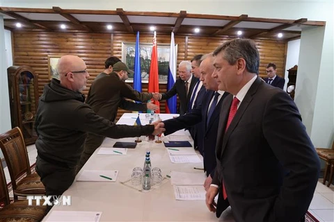 Toàn cảnh vòng đàm phán thứ hai giữa phái đoàn Nga và Ukraine tại vùng Belovezhskaya, Belarus ngày 3/3/2022. (Ảnh: THX/TTXVN) 