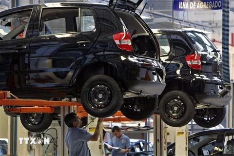 Dây chuyền sản xuất xe ôtô của Volkswagen (Đức) tại nhà máy ở Sao Bernardo do Campo, Brazil. (Ảnh: AFP/TTXVN) 