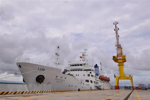 Tàu huấn luyện Hannara do Chính phủ Hàn Quốc viện trợ cho Chính phủ Việt Nam cập Cảng MPC Port tại bán đảo Đình Vũ (Hải Phòng). (Ảnh: TTXVN phát) 