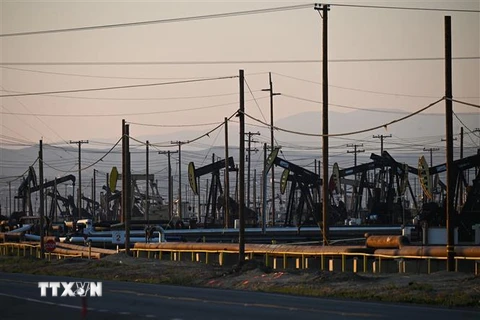Bơm dầu thô tại giếng dầu South Belridge ở hạt Kern, bang California (Mỹ) ngày 26/2/2022. (Ảnh: AFP/TTXVN) 