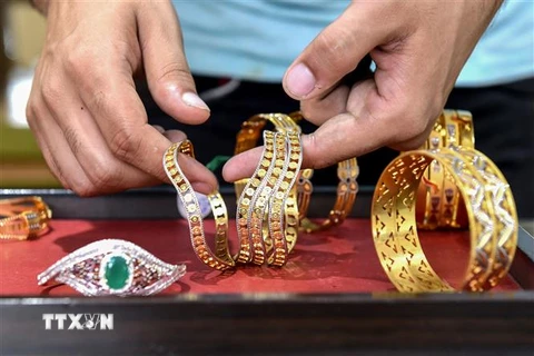 Trang sức vàng được bày bán tại cửa hàng kim hoàn ở Faridabad, Ấn Độ. (Ảnh: AFP/TTXVN) 