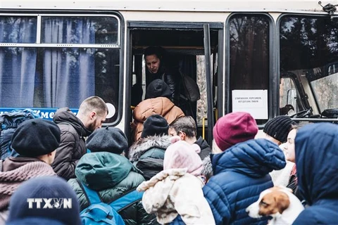 Người tị nạn lên xe buýt để sơ tán khỏi Irpin, Ukraine, ngày 5/3/2022. (Ảnh: THX/TTXVN) 