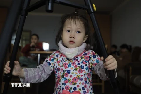 Thái Hoài An (sinh năm 2019) là 1 trong 4 em nhỏ đi sơ tán cùng ông bà ngoại từ thị trấn Kupyansk, tỉnh Kharkov của Ukraine sang Nga. (Ảnh: Trần Hiếu/TTXVN) 