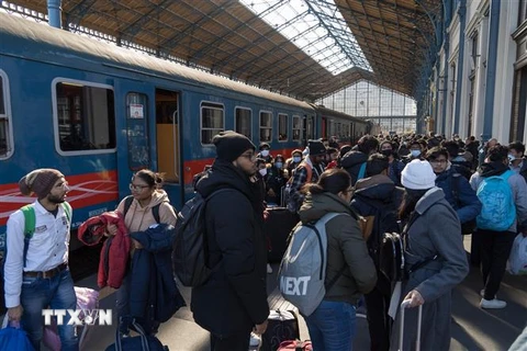 Người dân sơ tán khỏi Ukraine tới nhà ga ở Budapest, Hungary ngày 1/3/2022. (Ảnh: THX/TTXVN) 
