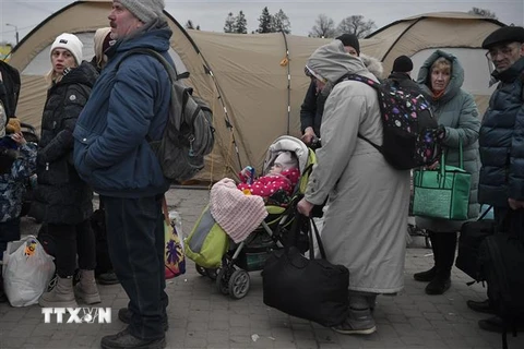 Người tị nạn Ukraine chờ để vào Ba Lan tại cửa khẩu biên giới Medyka, ngày 6/3/2022. (Ảnh: AFP/TTXVN) 