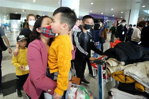 Chuyến bay đầu tiên đưa gần 300 người Việt sơ tán từ Ukraine về nước