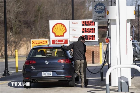 Bơm xăng cho phương tiện tại một trạm bán xăng ở Arlington, Virginia, Mỹ ngày 8/3/2022. (Ảnh: THX/TTXVN) 