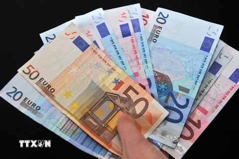Đồng 10, 20 và 50 euro. (Ảnh: AFP/TTXVN) 