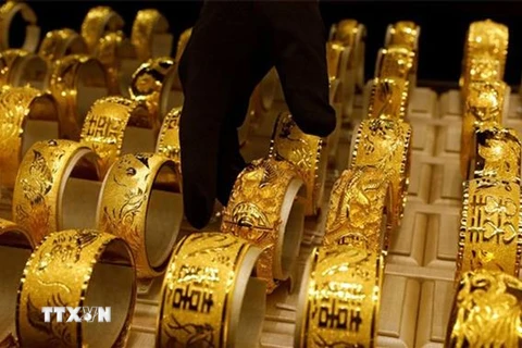 Trang sức vàng được bày bán tại cửa hàng kim hoàn ở Pakistan. (Ảnh: REUTERS/TTXVN) 