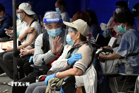 Người dân tại một điểm tiêm vaccine phòng COVID-19 ở Hong Kong, Trung Quốc, ngày 4/3/2022. (Ảnh: THX/TTXVN) 