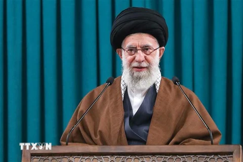Lãnh đạo tối cao Iran Ali Khamenei phát biểu tại thủ đô Tehran ngày 1/3/2022. (Ảnh: AFP/TTXVN) 