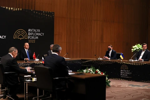 Ngoại trưởng Nga Sergei Lavrov (trái), Ngoại trưởng Ukraine Dmytro Kuleba (phải) và Ngoại trưởng Thổ Nhĩ Kỳ Mevlut Cavusoglu tại cuộc đàm phán ở Antalya, Thổ Nhĩ Kỳ, ngày 10/3/2022. (Ảnh: AFP/ TTXVN) 