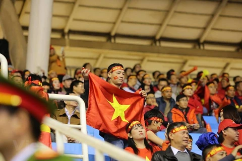 Cổ động viên 'tiếp lửa' cho các cầu thủ đội tuyển Việt Nam trong một trận đấu. (Ảnh: Minh Sơn/Vietnam+) 