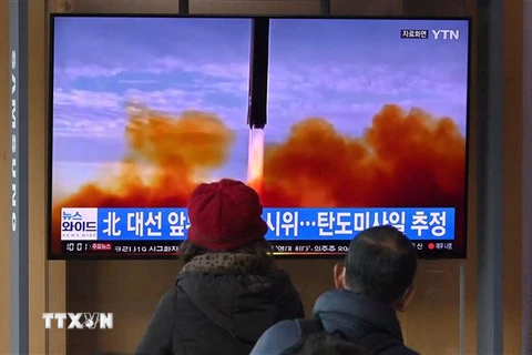 Người dân theo dõi trên truyền hình đưa tin về vụ phóng tên lửa của Triều tiên tại Seoul, Hàn Quốc, ngày 5/3/2022. (Ảnh: AFP/TTXVN) 