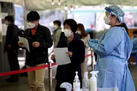 Người đã tiêm vaccine phòng COVID-19 đầy đủ ở cả trong và ngoài Hàn Quốc sẽ được miễn tự cách ly. (Ảnh: AFP/TTXVN) 