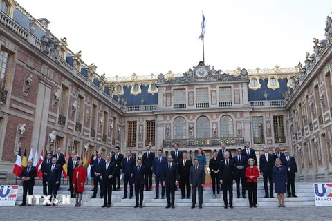 Các nhà lãnh đạo EU chụp ảnh chung trước cuộc họp Hội đồng châu Âu tại Versailles, Pháp, ngày 10/3/2022. (Ảnh: THX/ TTXVN) 