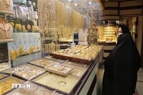 Vàng trang sức được bày bán tại một cửa hàng ở Tehran, Iran. (Ảnh: AFP/TTXVN) 