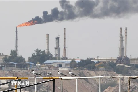 Một cơ sơ khai thác dầu của Iran ở đảo Khark. (Ảnh: AFP/TTXVN) 