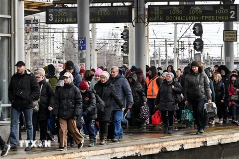 Người dân Ukraine sơ tán khỏi thủ đô Kiev ngày 5/3/2022. (Ảnh: AFP/TTXVN) 