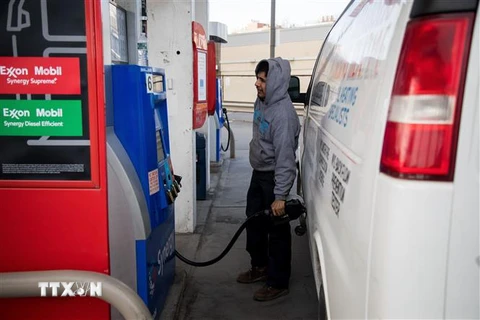 Bơm xăng cho phương tiện tại một trạm bán xăng ở New York, Mỹ ngày 8/3/2022. (Ảnh: THX/TTXVN) 