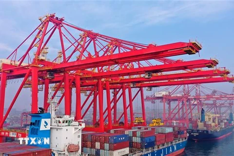Hoạt động bốc xếp hàng hóa tại cảng ở tỉnh Sơn Đông, Trung Quốc. (Ảnh: THX/TTXVN) 